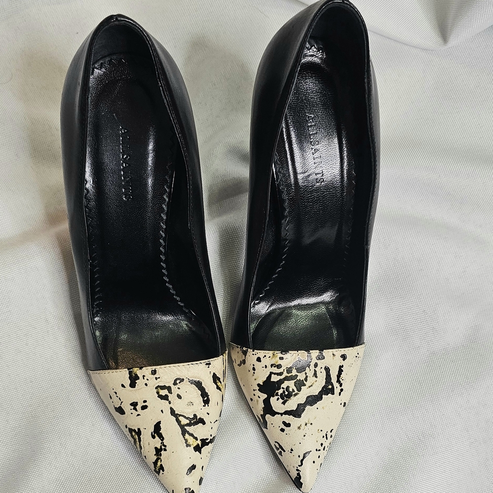 🔥"All SAINTS"🔥 Black and Cream 100% Leather Pumps